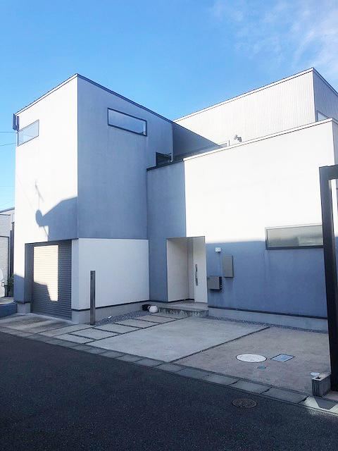 Garage House for Car Enthusiasts in Kashiwa - Photo 1