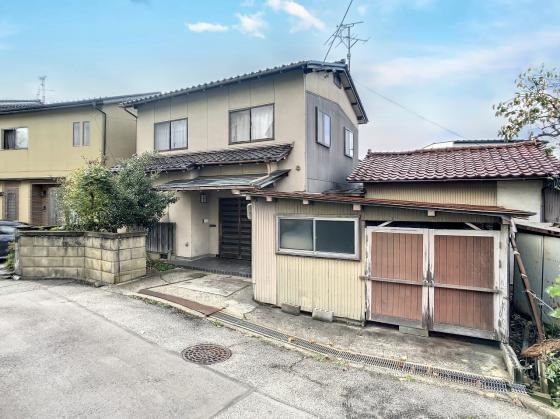 Spacious 7DK House Adjacent to Togashi Elementary School - Photo 1