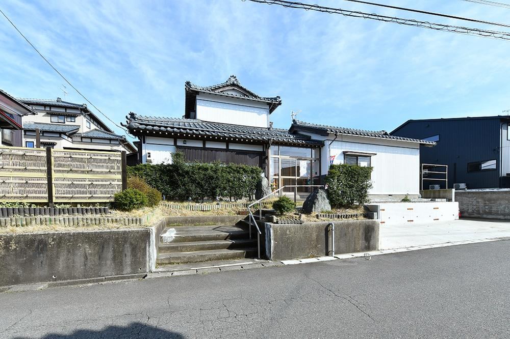 Luxurious 6LDK House with Scenic Garden in Niigata - Photo 1
