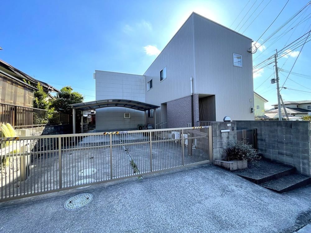 Stylish 4LDK Home with High Ceilings - Photo 1