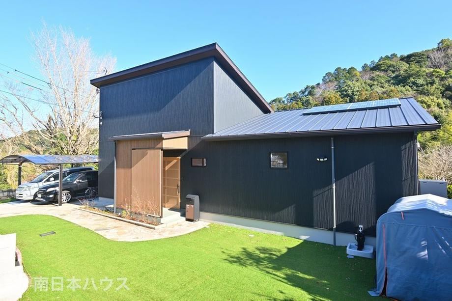Eco-Friendly 4LDK Bungalow with Solar Power - Photo 1