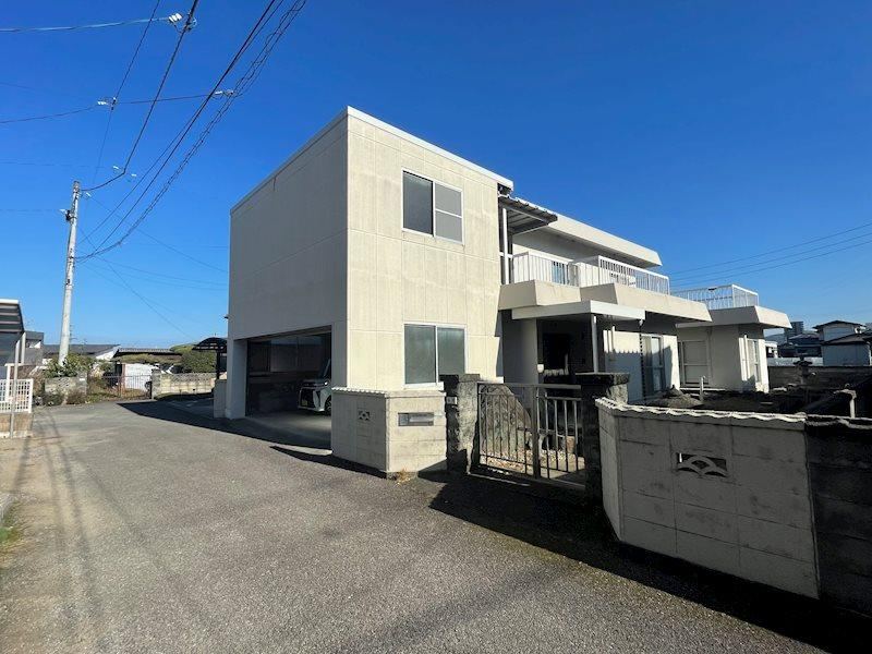 Spacious 7DK Concrete House with Garage in Niihama - Photo 1