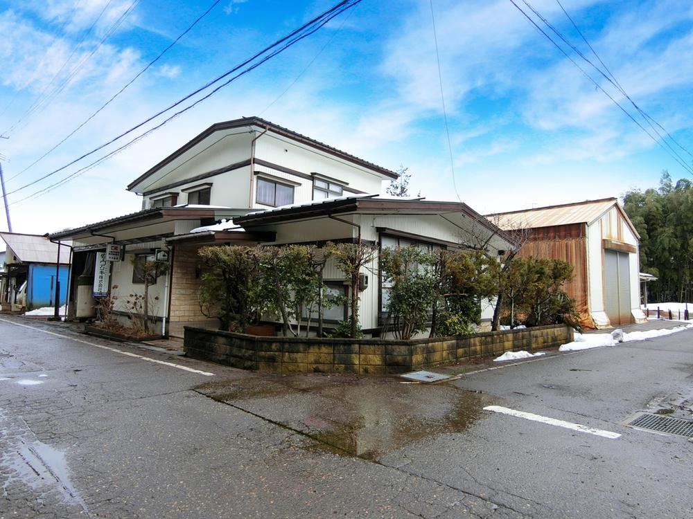 Spacious 3-Sided Corner Lot Home with 8DK Layout - Photo 1