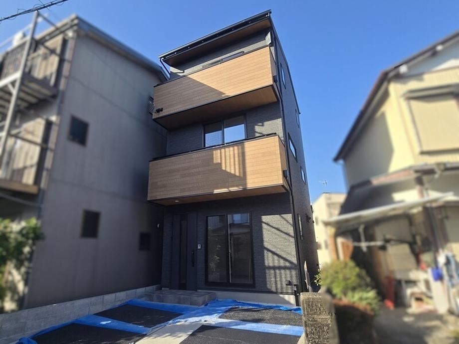 Stylish 3LDK House with Elevated Living Room in Kochi City - Photo 1