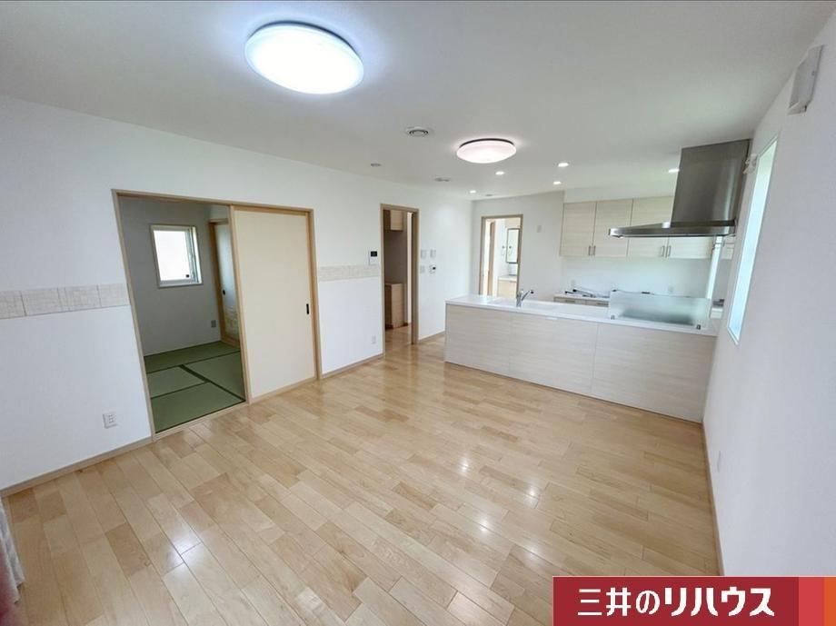 Modern 4LDK Home with Solar Power System - Photo 1