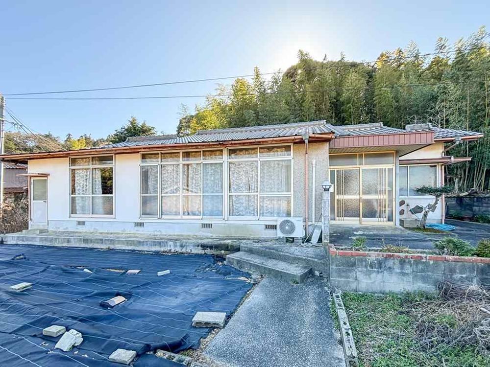 Spacious 5DK Bungalow in Toyohoku - Photo 1