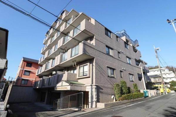 Spacious 3LDK Apartment with Dual Balconies - Photo 1