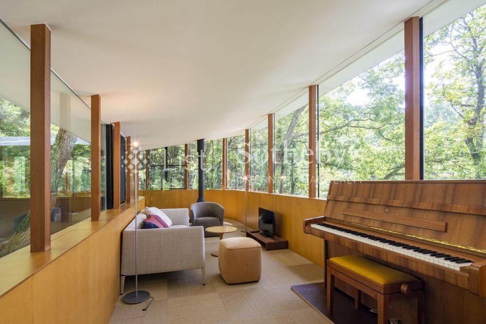 Cave-like Bedroom and Bright Living Space - Photo 1