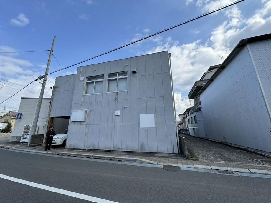 Generous 7LDK House Near Kawanoe Station - Photo 1