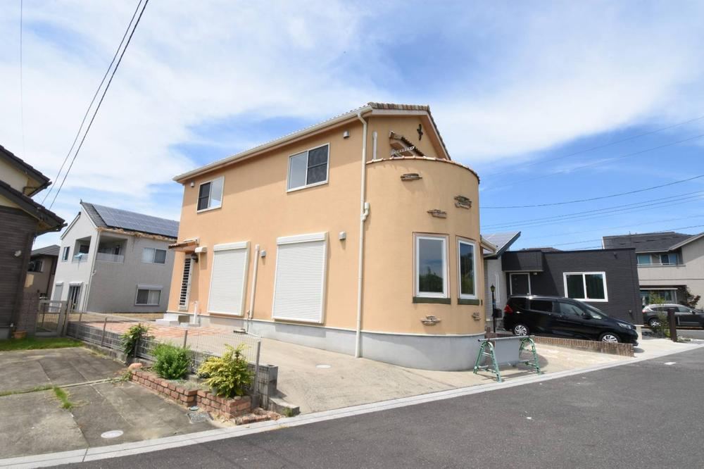 Stylish Custom-Built 3LDK Home with Spacious LDK - Photo 1