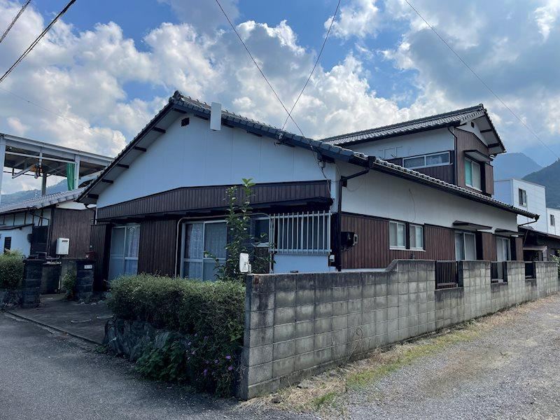 Spacious 8DK Home with Large Lot in Niihama - Photo 1