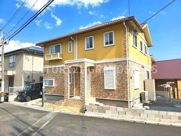 Spacious 5LDK House with Garden in Takatsuki - Photo 1