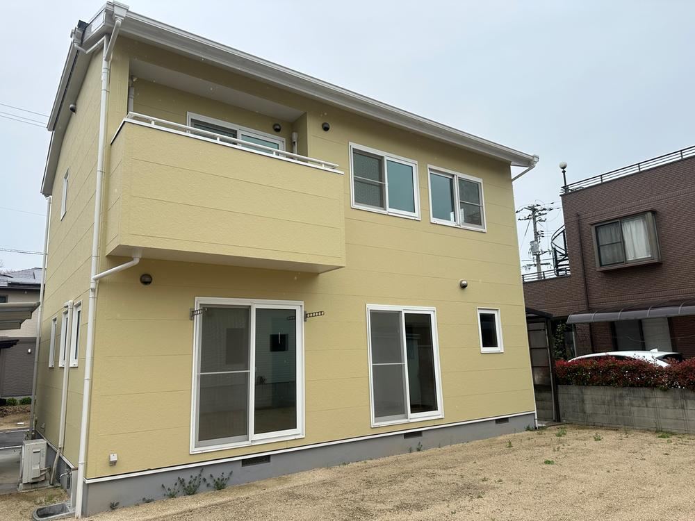 Stylish 3LDK+S House with Ample Storage in Kanemitsu - Photo 1
