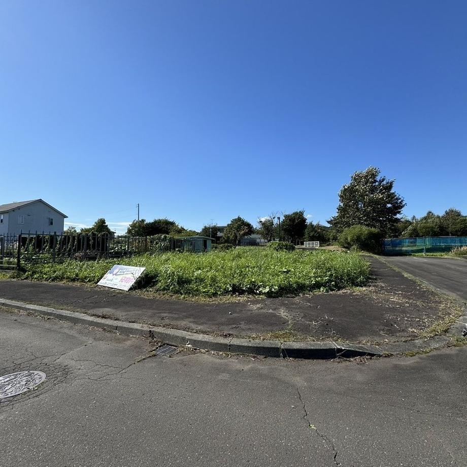 Corner Lot in Hokkoseicho, Tomakomai - Photo 1