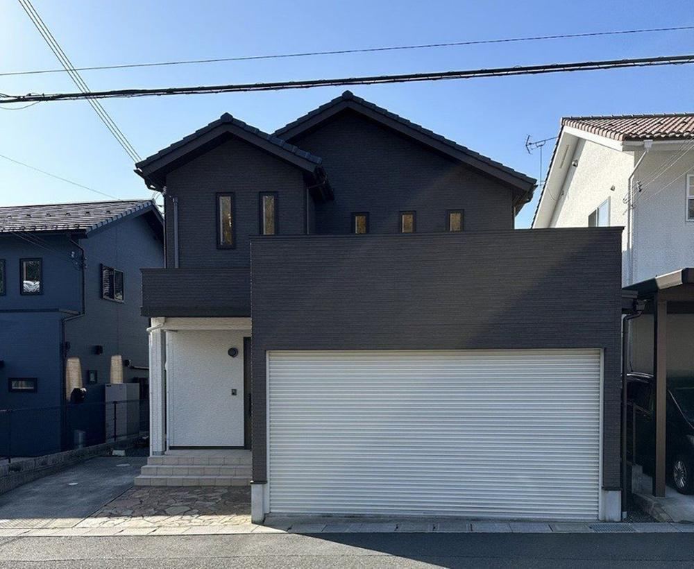 Contemporary 4LDK House with High Ceilings in Maizuru - Photo 1