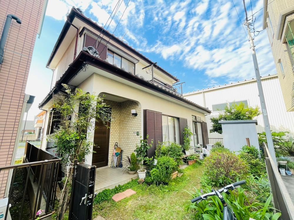 Spacious 4DK Home with Garden - Photo 1
