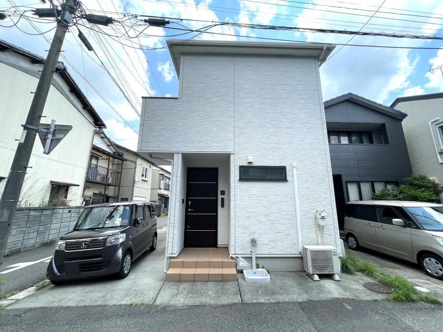 Stylish Compact House: 6 Years Old with Parking for 2 Cars - Photo 1