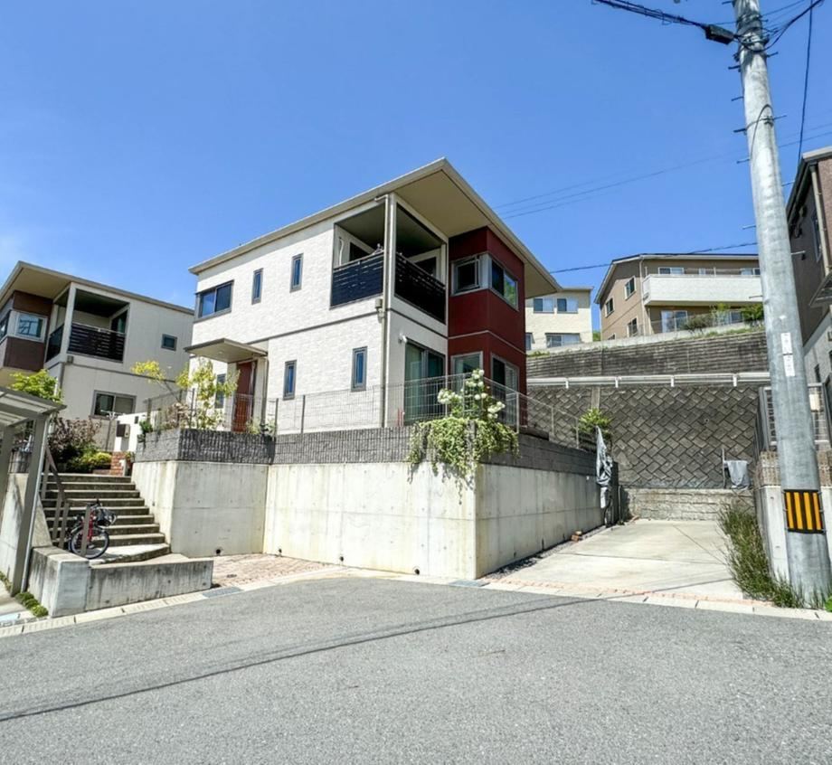 Modern 4LDK House with Solar Panels in Higashi-Hiroshima - Photo 1