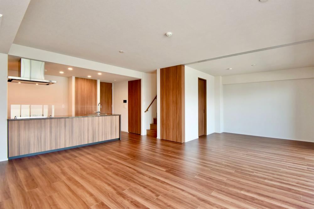 Modern 2LDK Apartment with Rooftop Terrace in Chigasaki - Photo 1