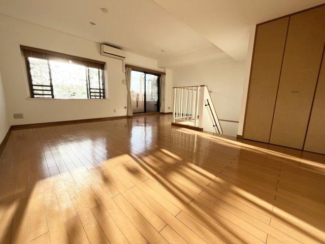 Spacious 3LDK Maisonette Apartment with Modern Amenities - Photo 1