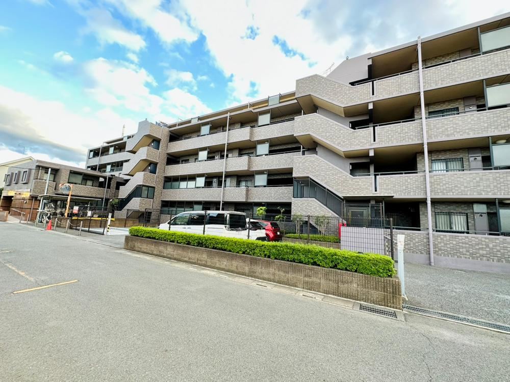 Comfortable 3LDK Apartment with South-Facing Balcony in Soka - Photo 1