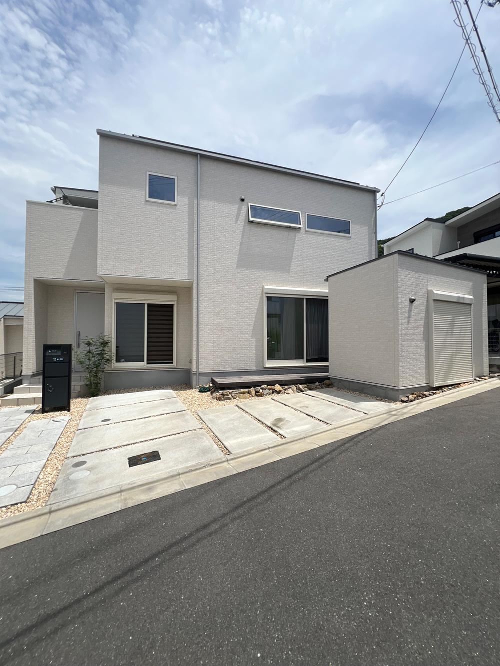 Modern 3LDK Home with Solar Panels in Higashi-Osaka - Photo 1
