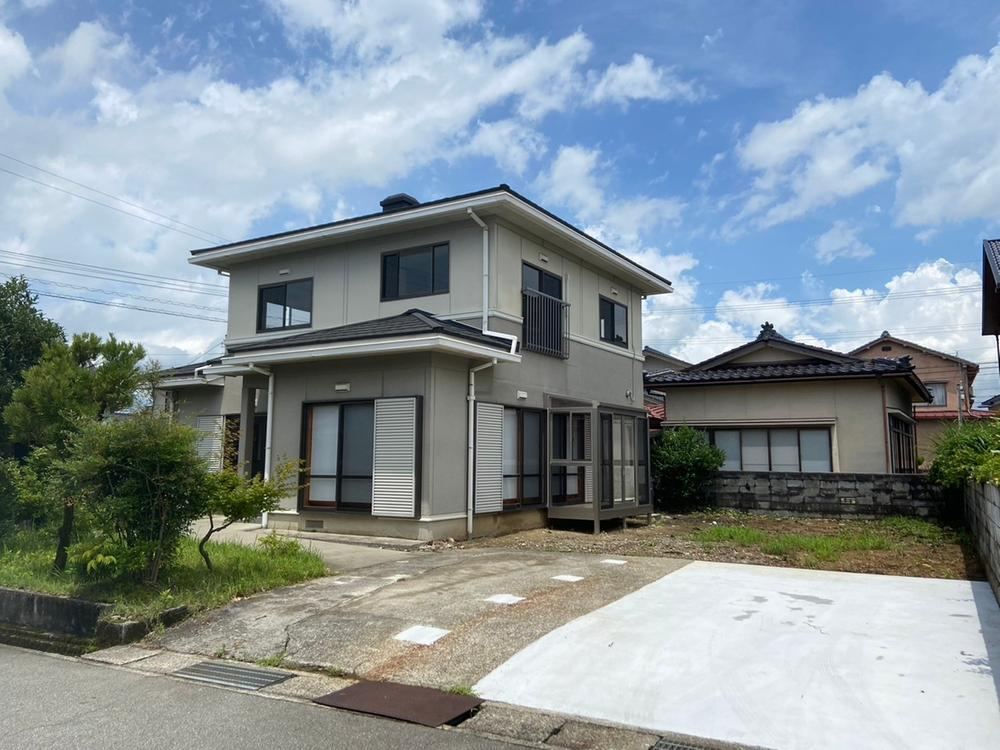 Renovated 5LDK House with Garden in Toyama - Photo 1