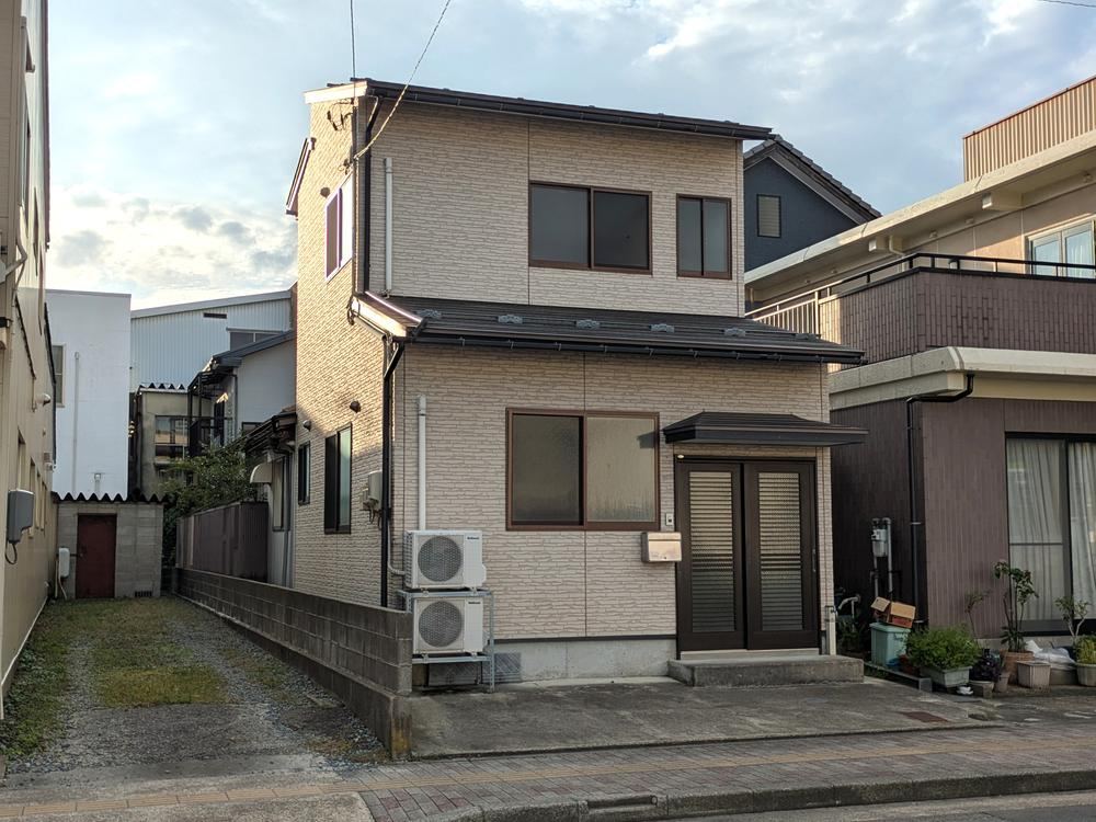 Conveniently Located 4K Detached House - Photo 1