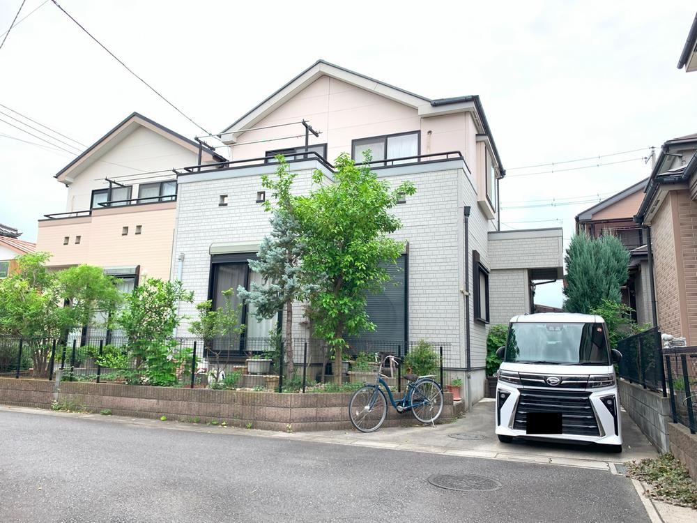 Bright 4LDK Home with South-Facing Balcony - Photo 1