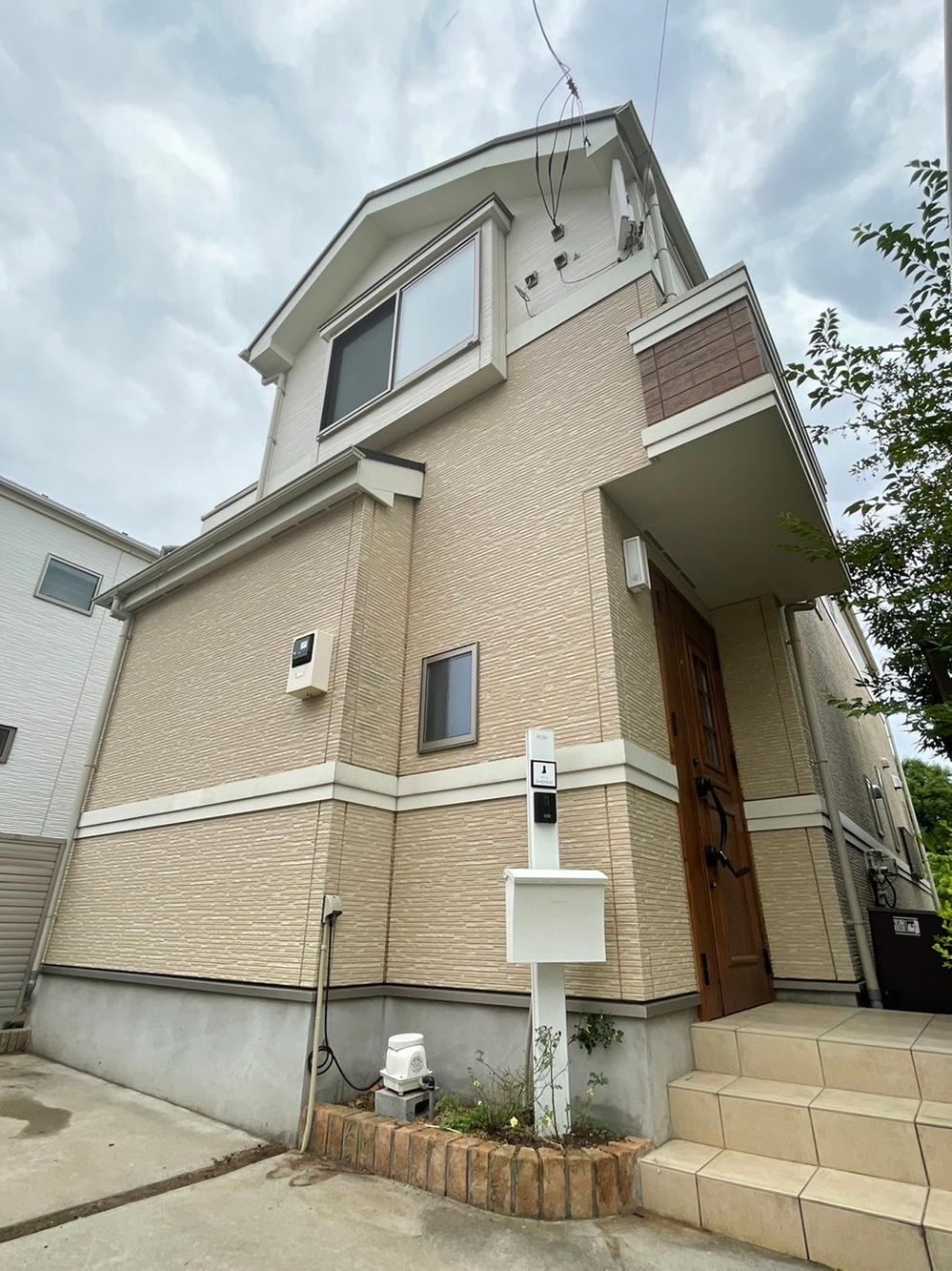 Spacious 4LDK Home with Parking for Two Cars - Photo 1