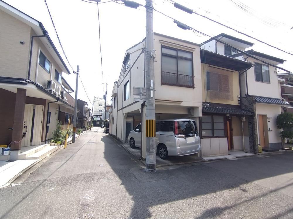 Versatile 1LDK+S House with Parking in Kamigyo - Photo 1