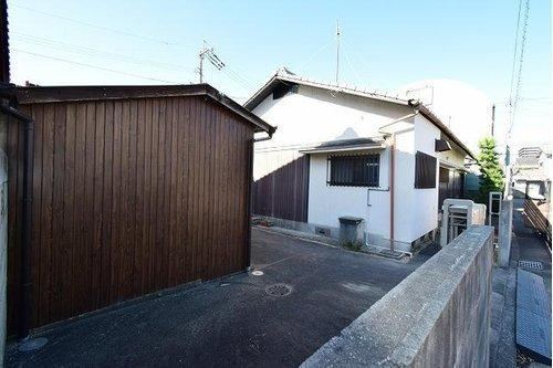 Cozy 5K House with Renovation Options - Photo 1
