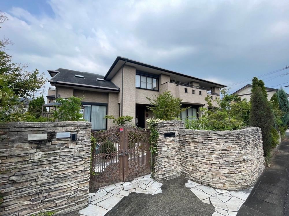 Expansive 6LDK+S House with Garage in Ooji - Photo 1