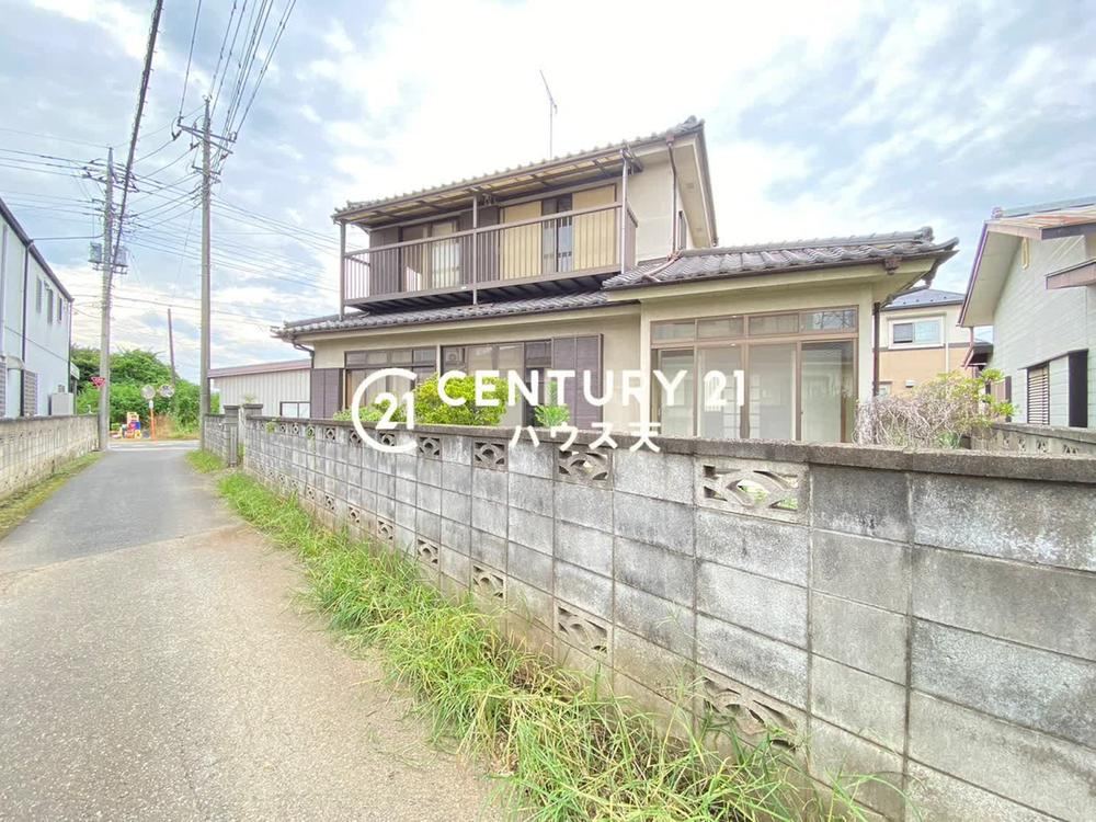 Spacious 5DK Home on Corner Lot in Sakado - Photo 1