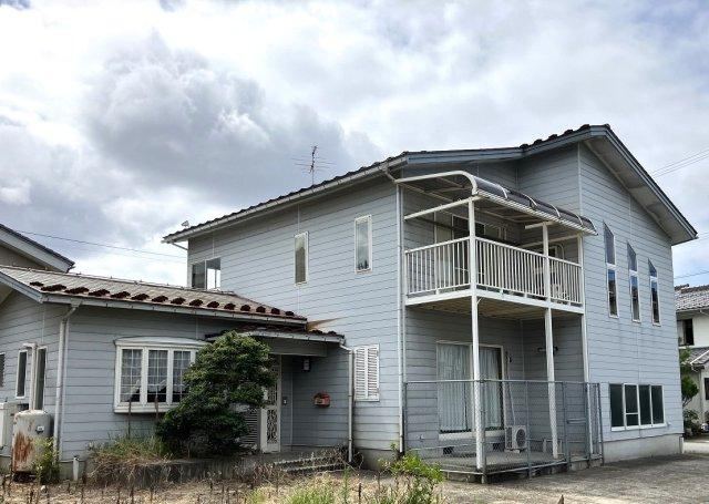 Conveniently Located House with Garage and Parking - Photo 1