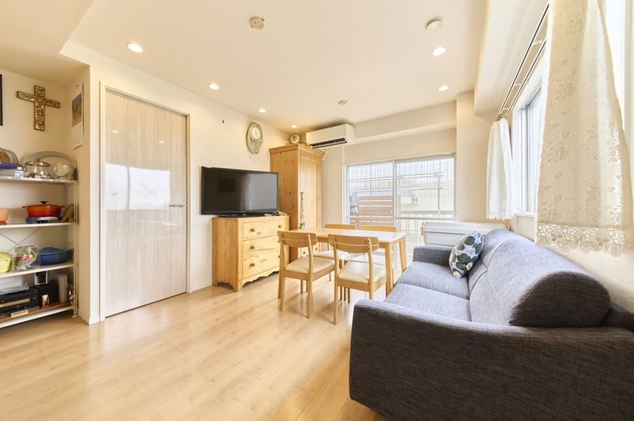 Bright 2LDK Corner Apartment Near Jiyugaoka Station - Photo 1
