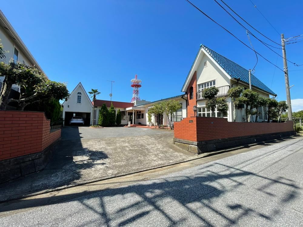 Spacious Used House Adjacent to Kimitsu Central Park - Photo 1