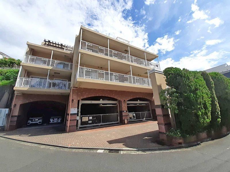 Renovated 3LDK Apartment with Great Views in Hodogaya - Photo 1