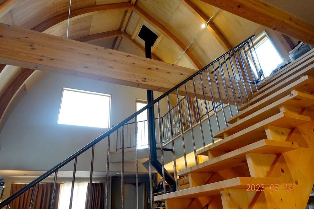 Spacious House with Arched Design in Segino Town - Photo 1