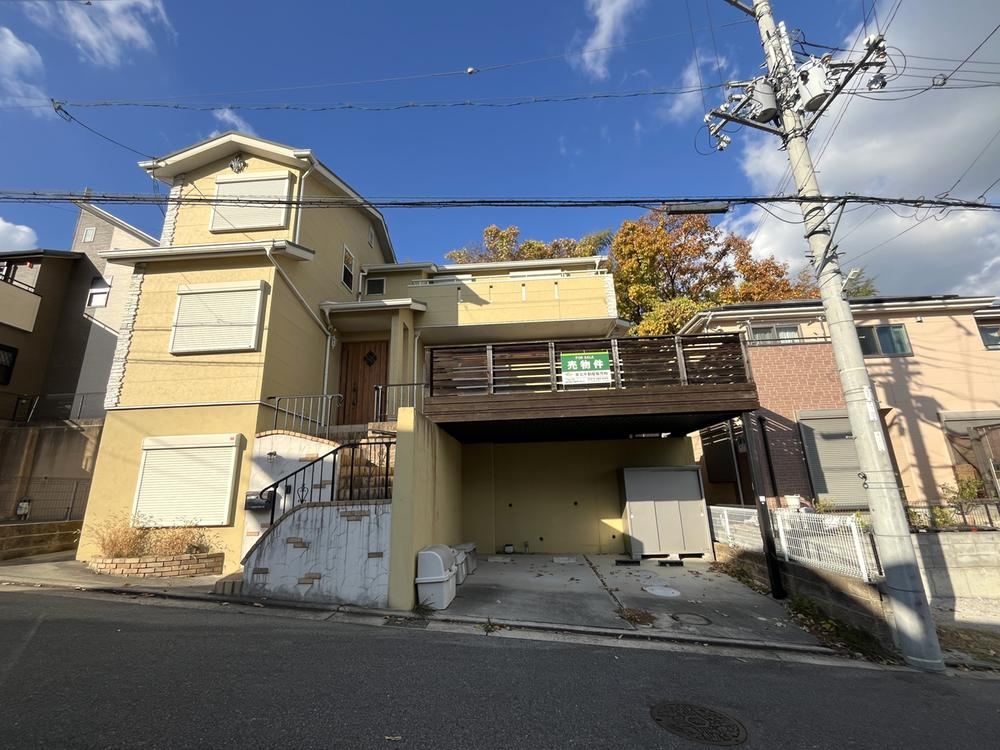 Unique House with RC Basement and Spacious Carport in Sakai, Osaka - Photo 1