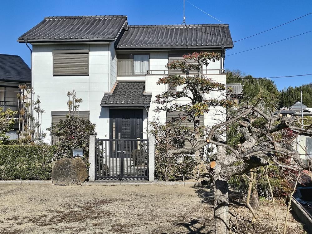 4LDK Home with Ample Parking and Views - Photo 1