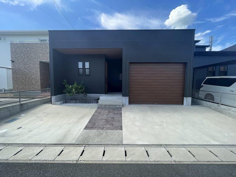 Modern 1LDK House with Built-in Garage in Ryuta - Photo 1