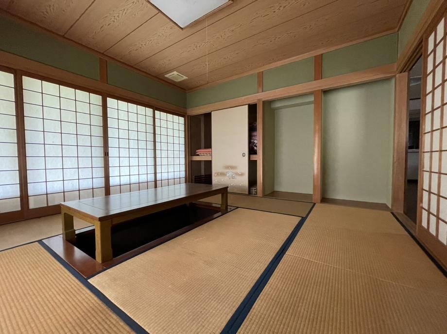 Stunning 14LDK Home with Scenic Views in Matsuyama - Photo 1