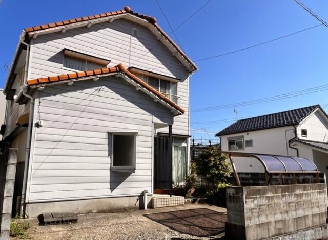 5JDK House with Ample Storage in Quiet Residential Area - Photo 1