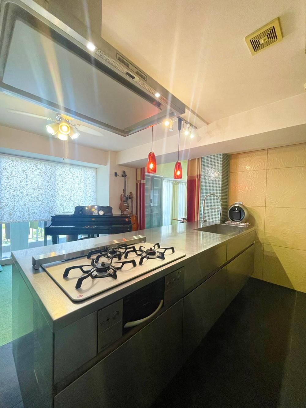 Spacious 2LDK Apartment with Three Balconies - Photo 1
