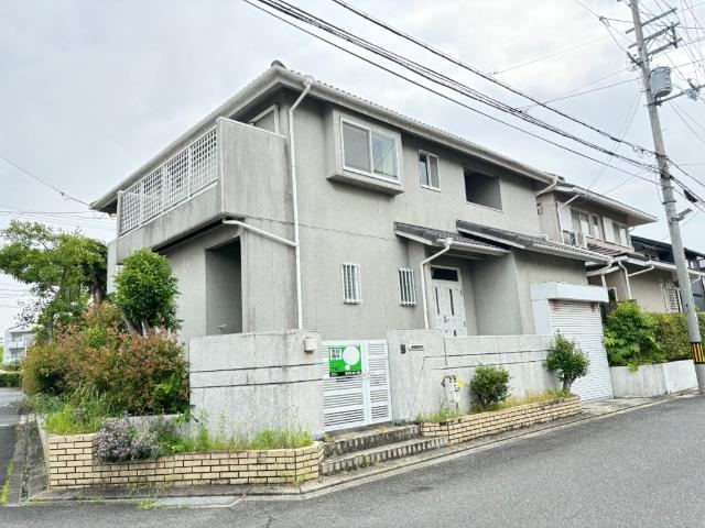 Spacious 4LDK House with Garage in Kamitomuro, Takatsuki - Photo 1