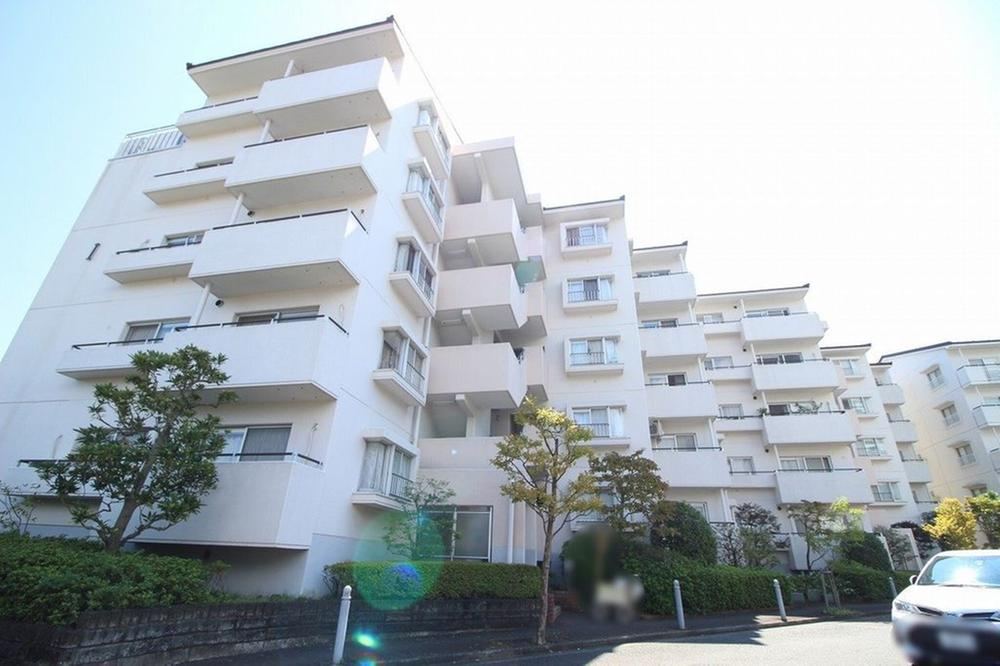 Bright 3LDK Apartment with Multiple Balconies in Isehara - Photo 1