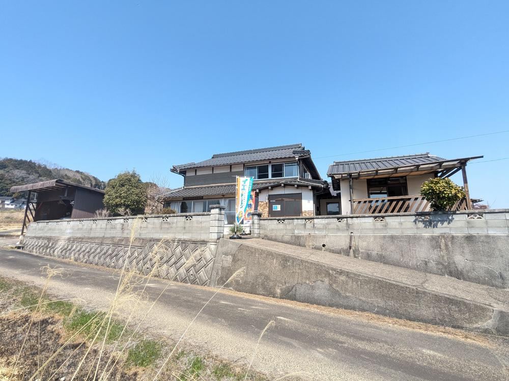 Spacious 6LDK Home with Complete Utilities - Photo 1
