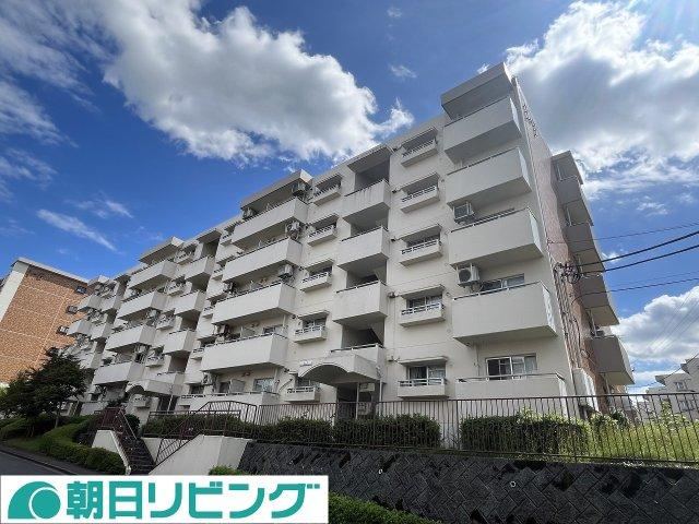 Spacious 4LDK Apartment in Kirigaoka with Dual Balconies - Photo 1
