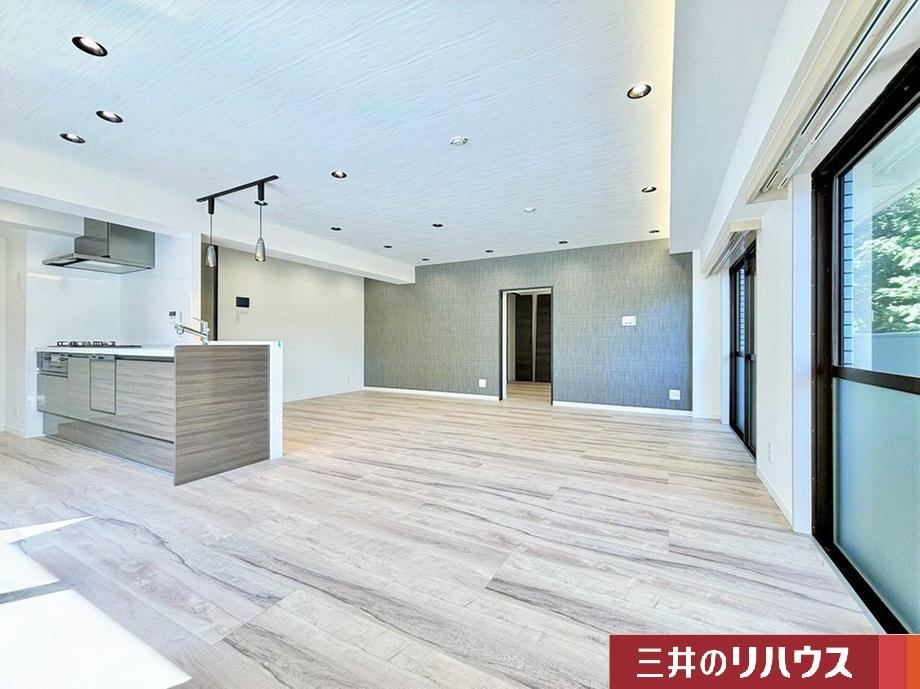 Spacious 4LDK Apartment in Rokuro - Photo 1